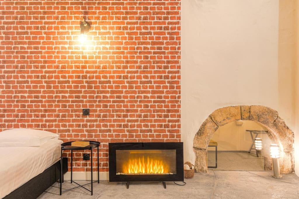 Industrial-Style Studio With Bathtub, Vieux-Λυών Εξωτερικό φωτογραφία