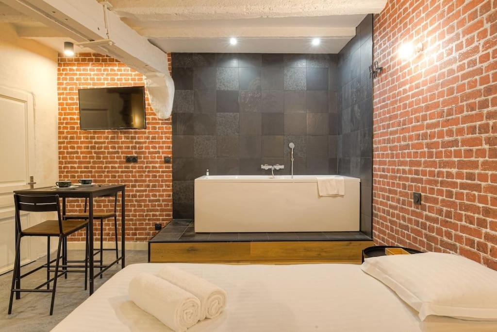 Industrial-Style Studio With Bathtub, Vieux-Λυών Εξωτερικό φωτογραφία