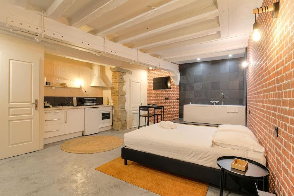 Industrial-Style Studio With Bathtub, Vieux-Λυών Εξωτερικό φωτογραφία