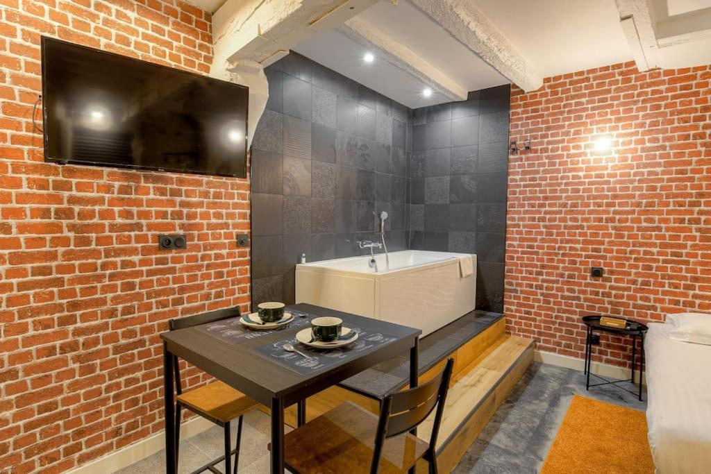 Industrial-Style Studio With Bathtub, Vieux-Λυών Εξωτερικό φωτογραφία