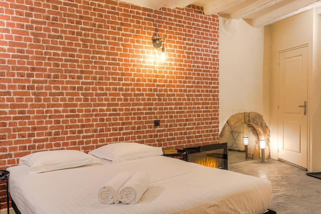 Industrial-Style Studio With Bathtub, Vieux-Λυών Εξωτερικό φωτογραφία