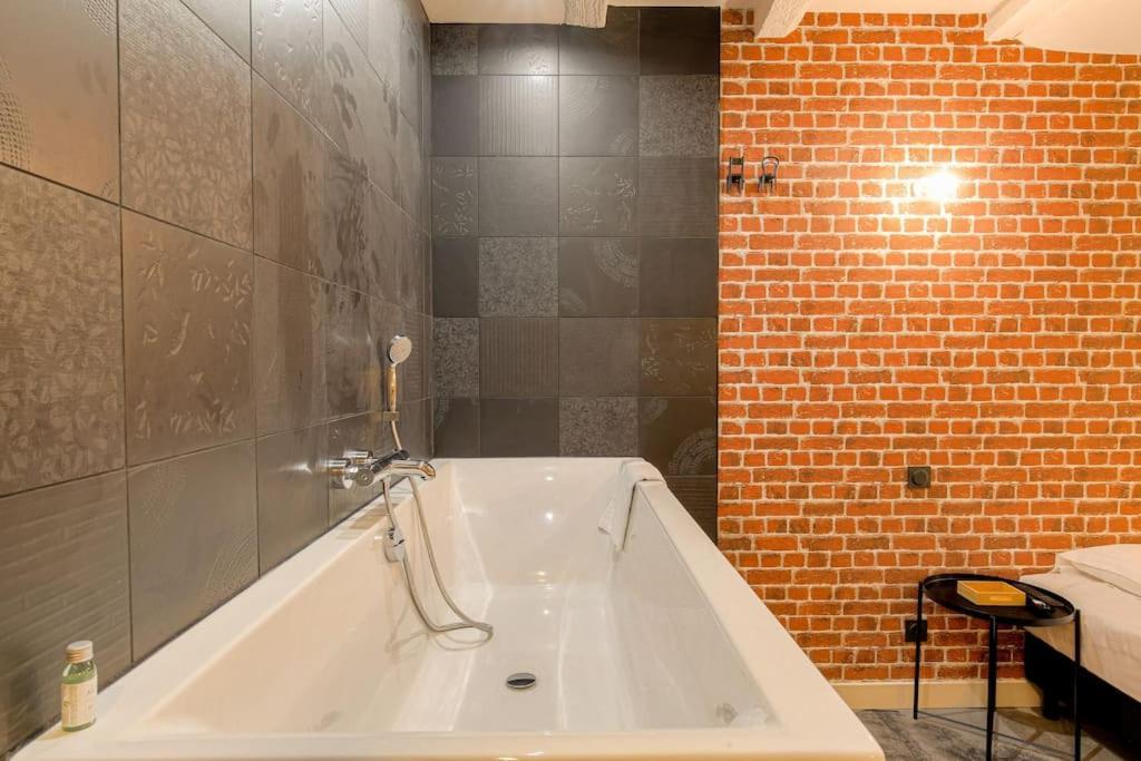 Industrial-Style Studio With Bathtub, Vieux-Λυών Εξωτερικό φωτογραφία