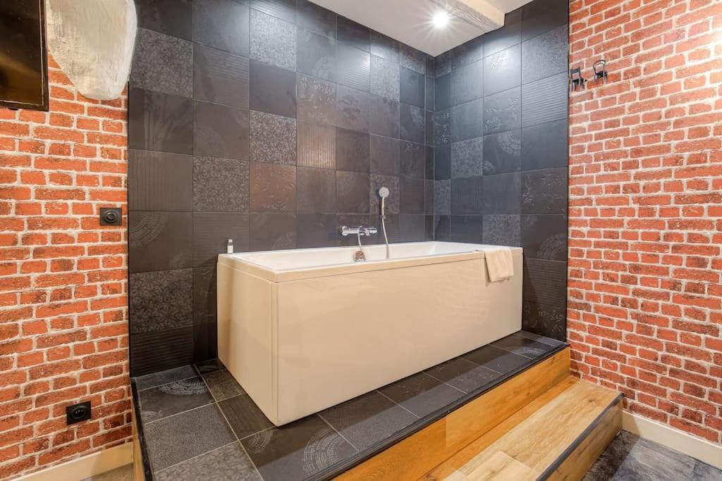 Industrial-Style Studio With Bathtub, Vieux-Λυών Εξωτερικό φωτογραφία