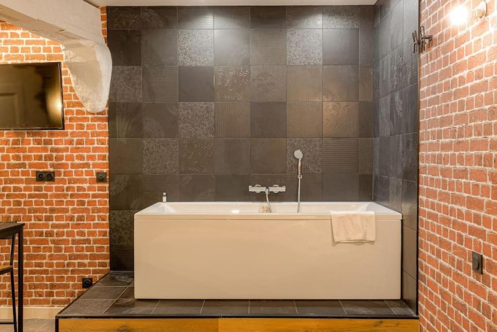 Industrial-Style Studio With Bathtub, Vieux-Λυών Εξωτερικό φωτογραφία
